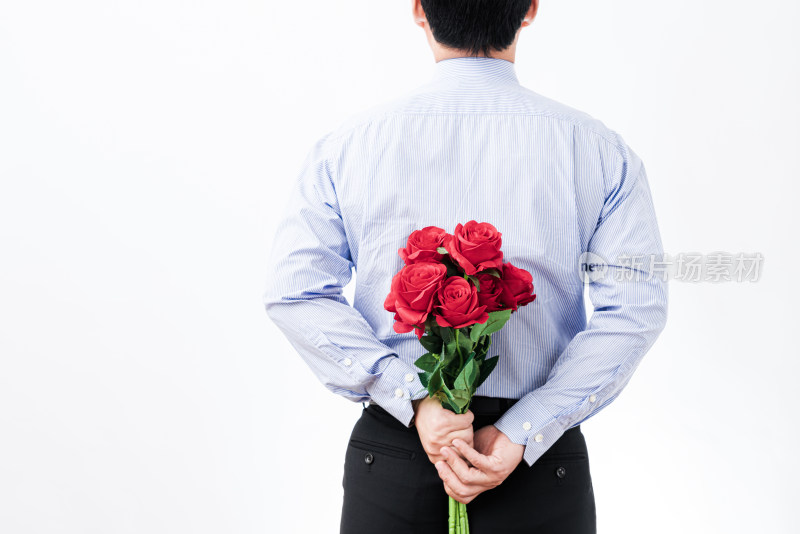一束红色玫瑰花藏在背后的亚洲男士