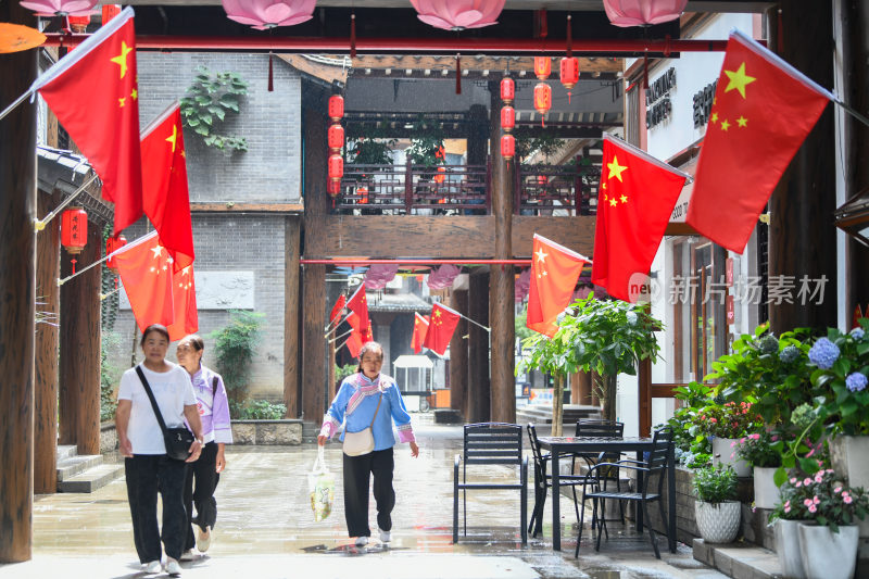 城市步行街道国庆节国旗氛围