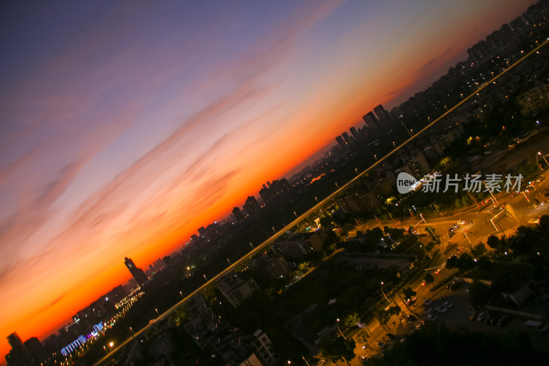 暮色下的都市夜景