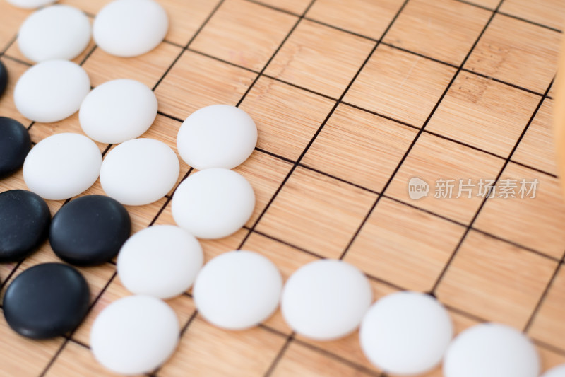 棋盘上摆好的围棋棋子