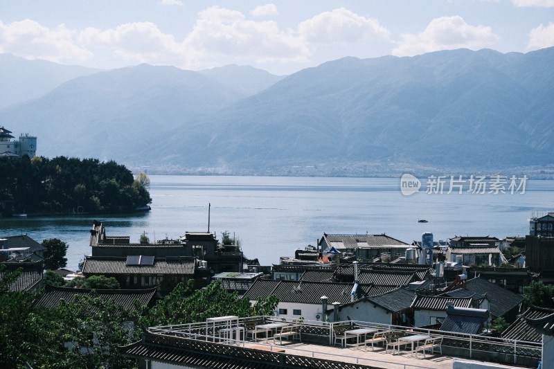 湖畔民居与远山风景