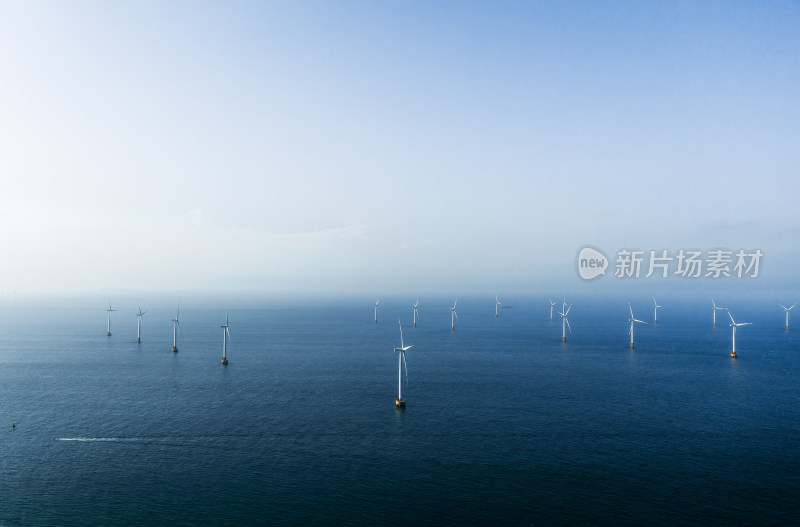 航拍蓝色海面上的风力发电机