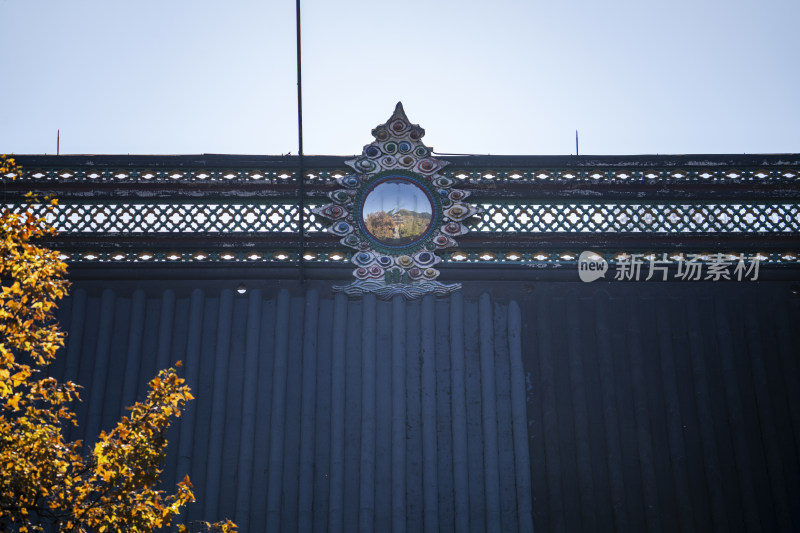 浙江省杭州市灵隐寺佛殿屋顶的正脊与宝镜