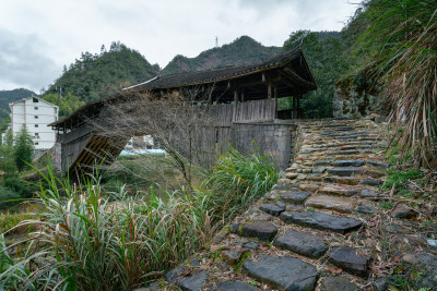 丽水景宁山间古朴廊桥及石板路自然风景