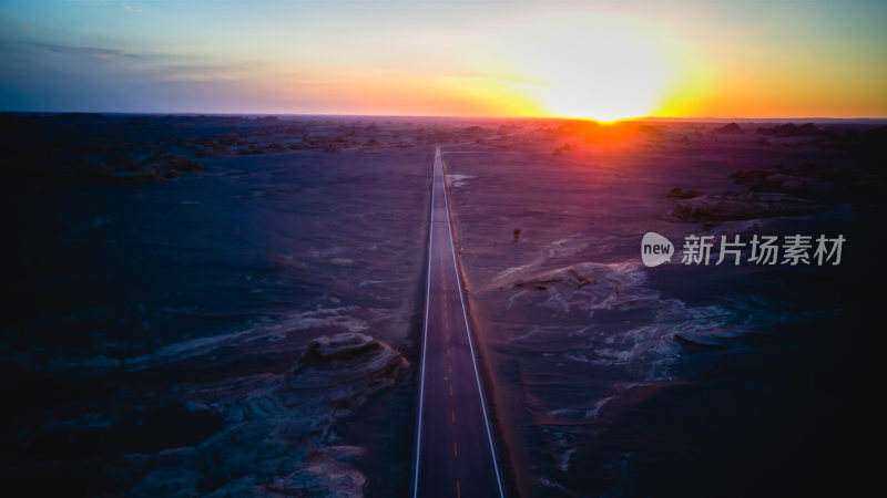 夕阳下的荒漠公路航拍全景