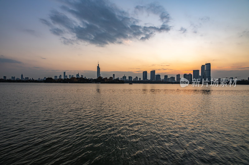 黄昏夕阳南京玄武湖城市建筑景观