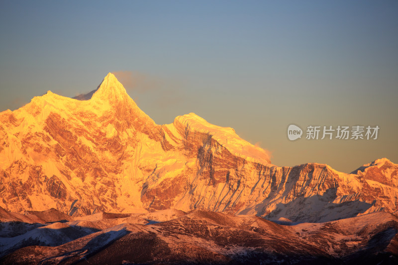 西藏林芝雪景南迦巴瓦峰日照金山雪山夕阳