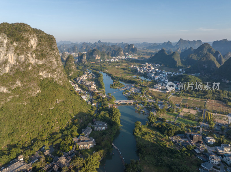 山水间的小镇鸟瞰全景