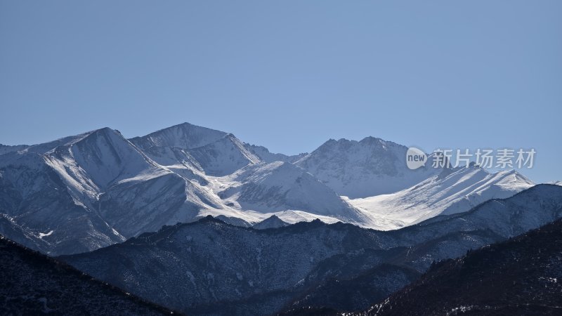 壮丽雪山景观的远景自然风貌