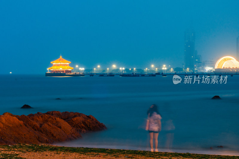 青岛栈桥回澜阁夜晚风光