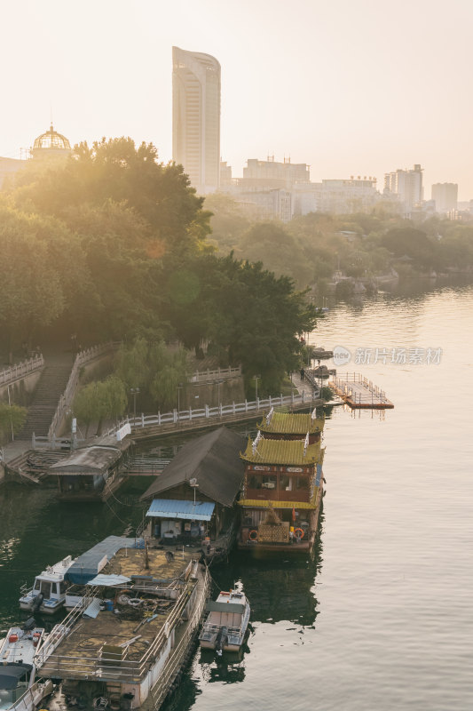 柳州江滨公园-夕阳下停靠在江边的游船