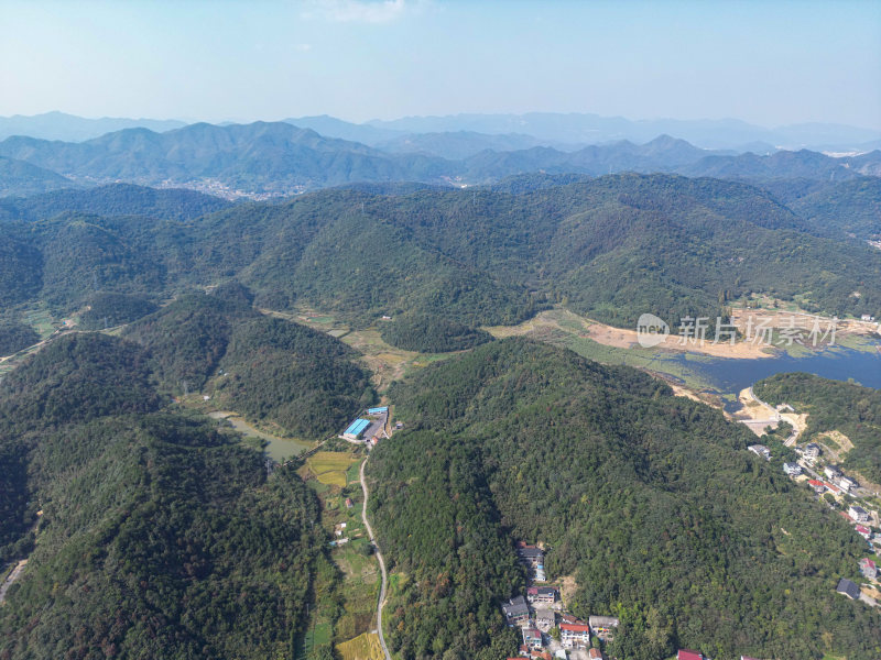 航拍蓝天白云下的青山河流村庄风光