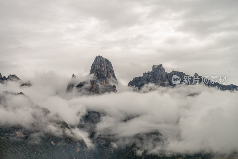 云雾缭绕的山峰