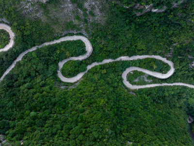 乌蒙山深处盘山公路