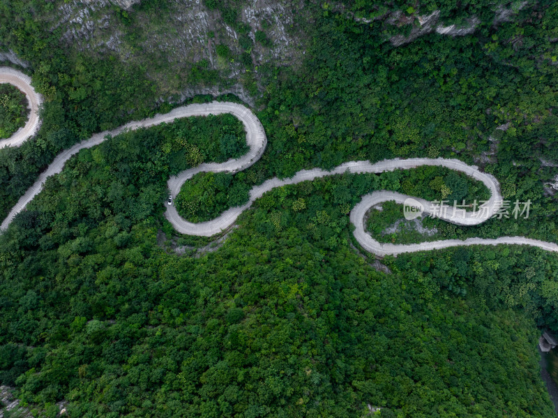 乌蒙山深处盘山公路