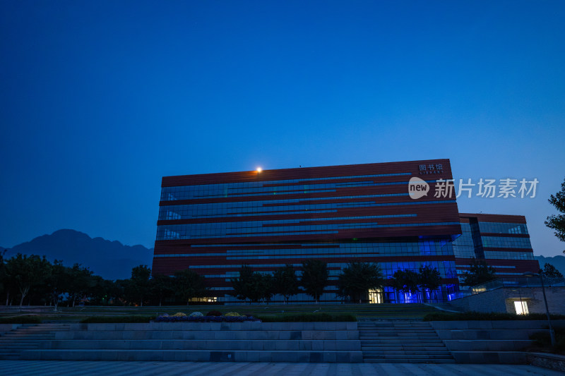 凌晨蓝调时刻北京化工大学图书馆