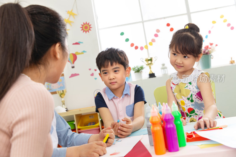 幼儿园老师和小朋友们