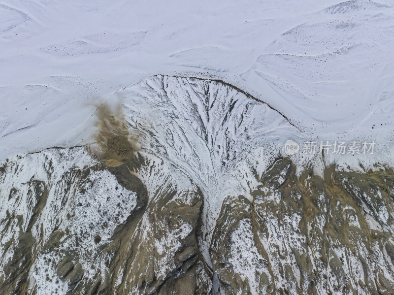 新疆北疆独山子大峡谷纹理雪山高空航拍