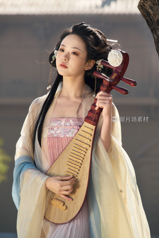 古装女子持琵琶侧身而立