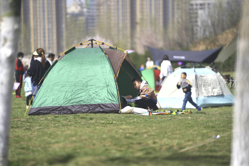 春天休闲露营放风筝的人们