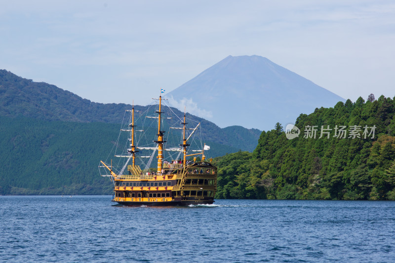 日本箱根芦之湖上的仿古游船