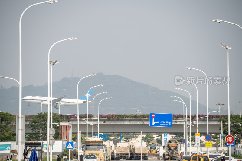 空中飞行的客机特写