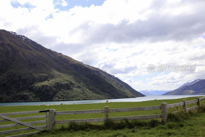 米尔福德峡湾：新西兰南岛的壮丽奇迹