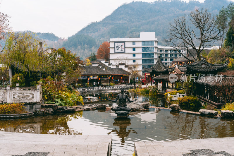 黄山市道教齐云山景区山林间古朴石牌坊景观