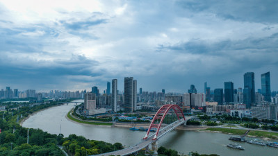 湖北武汉长江核心区天空乌云来袭航拍