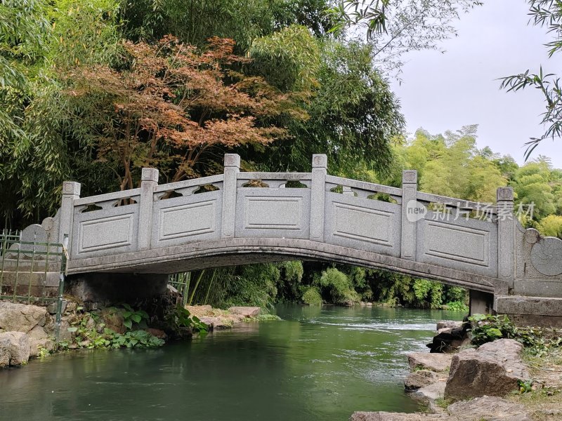 小溪上的石拱桥及周边自然景观