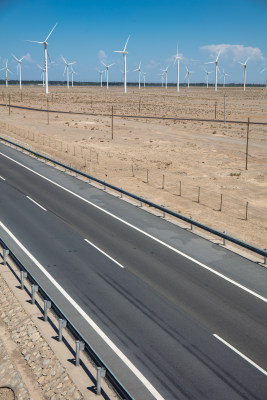 风力发电厂和笔直的公路