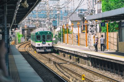 白天日本京都市JR线车站进站的列车