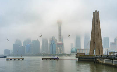 秋天雨雾中的上海外滩