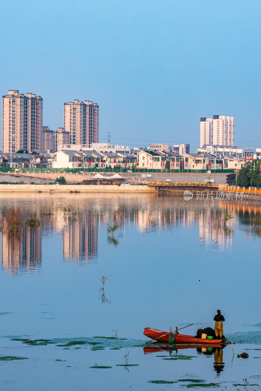 中国邹城孟子湖湖泊湿地渔船自然景观