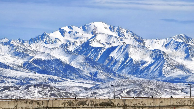 壮观的雪山远景