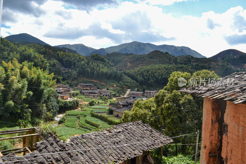 乡村俯瞰图，青山绿树环绕下的村落景象