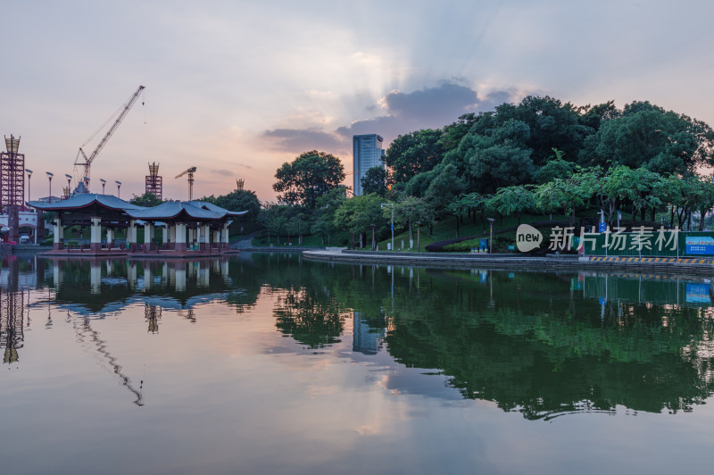 佛山千灯湖公园城市高楼建筑施工夕阳晚霞