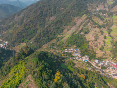 高山沟壑中的小山村