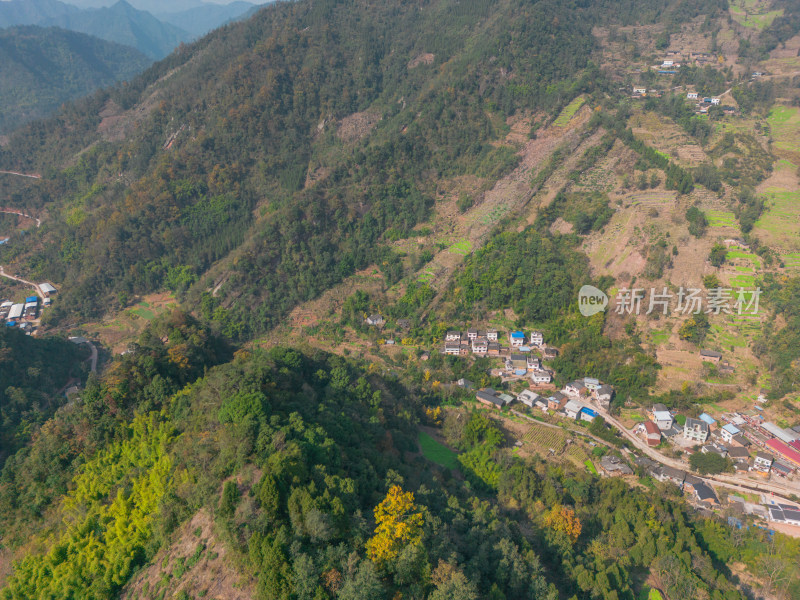 高山沟壑中的小山村