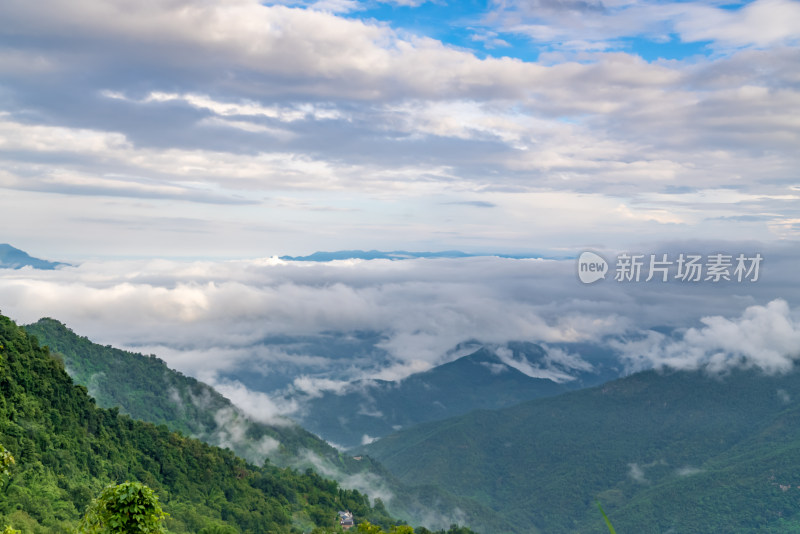 山间云海缭绕的自然风景