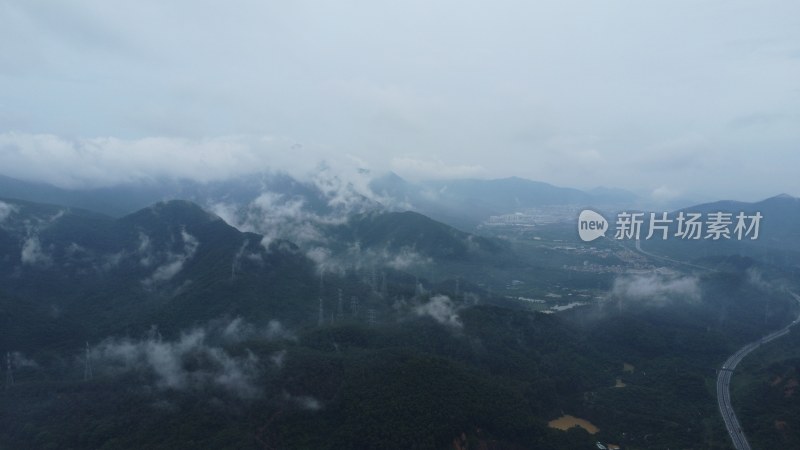 广东东莞：雨后银瓶山上空出现云海