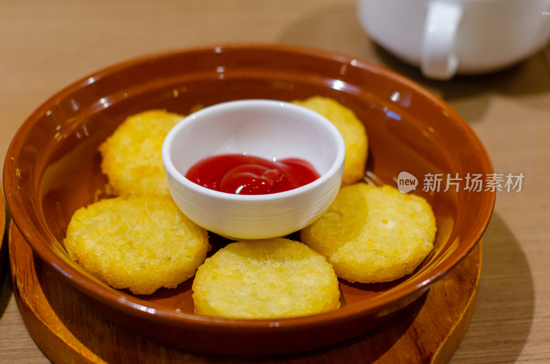 餐桌上的薯饼配番茄酱