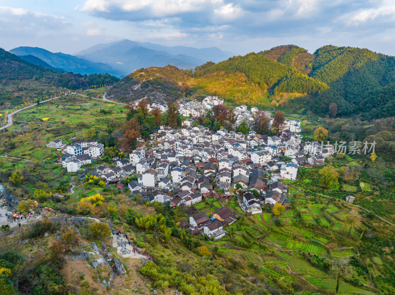 航拍江西婺源石城徽派建筑秋色枫叶村庄日出