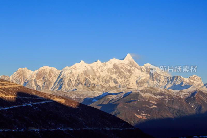 西藏林芝雪景南迦巴瓦峰日照金山雪山夕阳