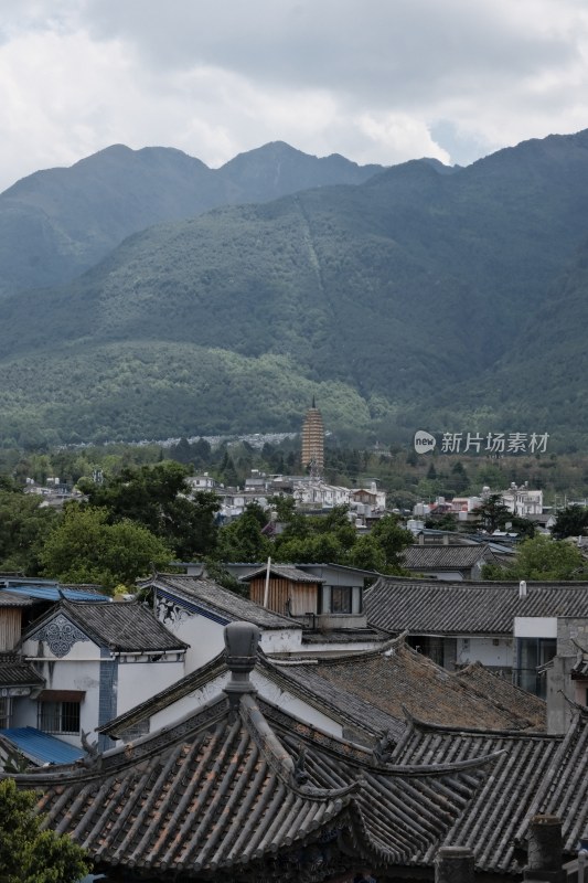 古镇屋顶与远处山峦相映成趣的风景