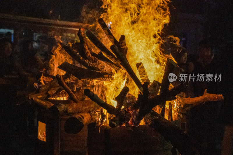 夜晚熊熊燃烧的篝火特写