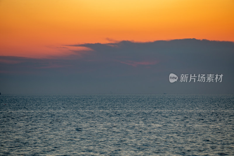 山东烟台东山栈桥海上日出前的朝霞景观