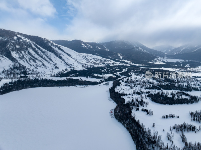 新疆喀纳斯雪景神仙湾冰河晨雾雪山森林雾凇