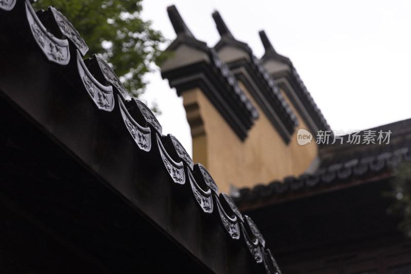 中式屋檐下雨中国传统建筑东方禅意雨天雨滴