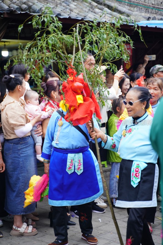 大理白族端午节身着民族服饰人们在户外表演